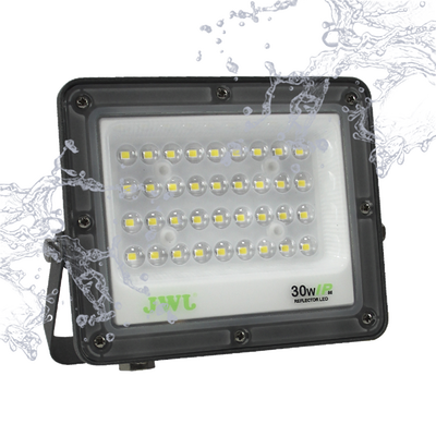 Reflector Tipo Lupa 100 W / Flujo luminoso 10 000 lm / 110 – 240 Vca~ 60Hz / Dimensiones 270 x 210 x 22 mm / Uso en exterior IP66.