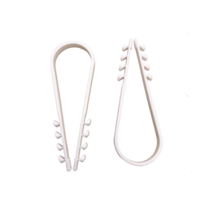 Bolsa con 100 clips sujetadores de plástico para cables de 19 a 25 mm. Ideales para instalaciones en pared, brindan sujeción firme y segura.